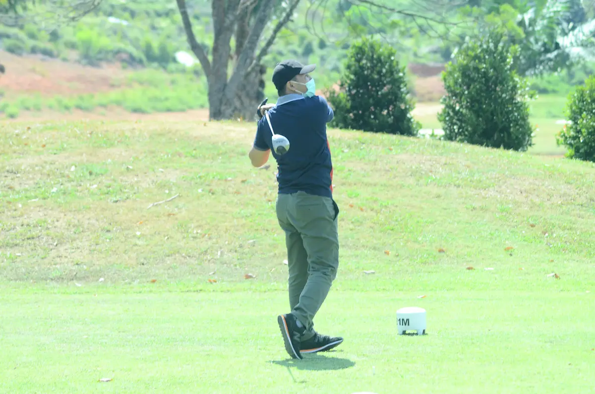 Pegolf melakukan pukulan tee shot pada turnamen golf hole in one di Batam